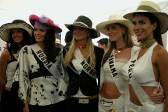 Ksenia Kustova, Kathrine Soerland, Jessica Rodriguez, y Liesel Holler